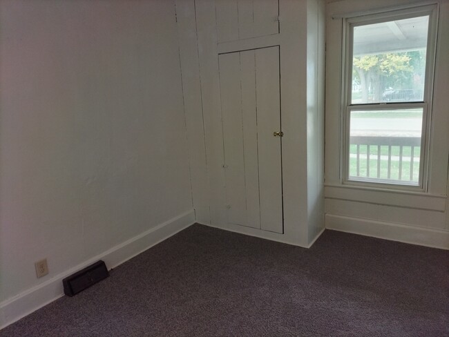 Bedroom with storage cabinet - 224 East St