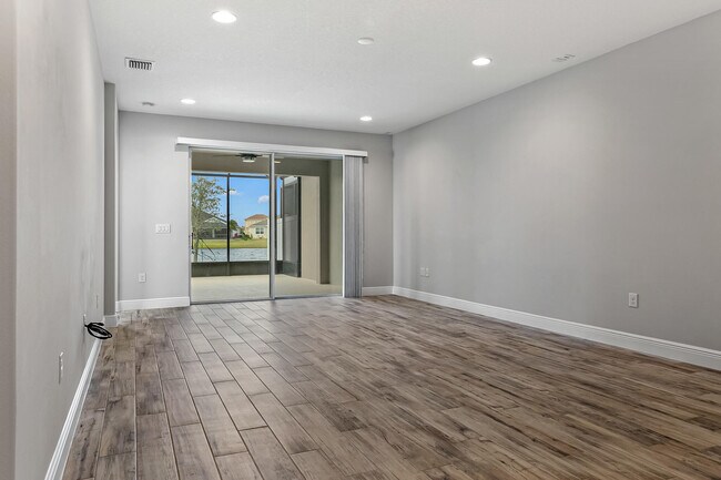 Foto del edificio - 8134 Loren Cove Dr