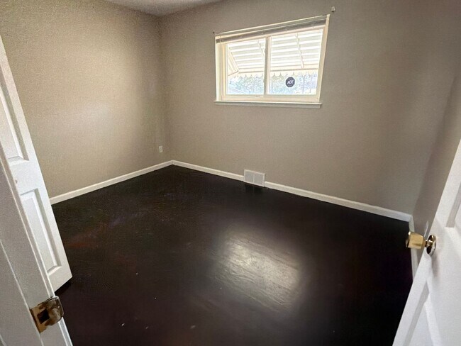 Building Photo - Two Bedroom & 1.5 Baths, Finished Basement!