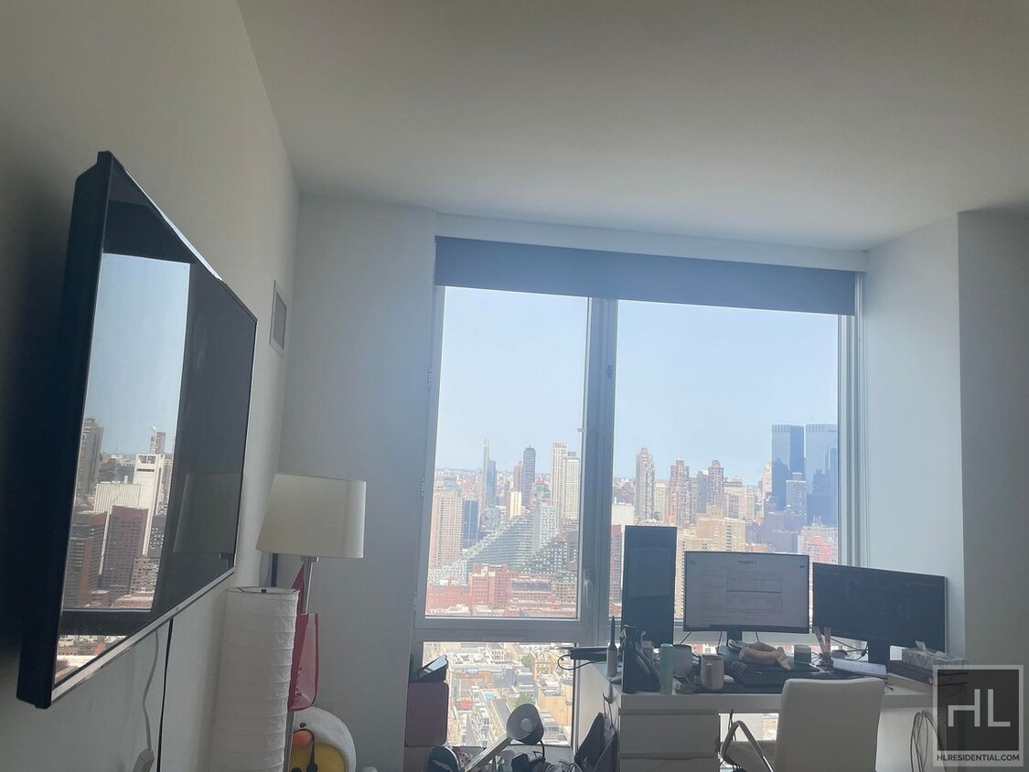 Foto principal - Furnished Luxury 1BR! WD in unit! 54th flo...