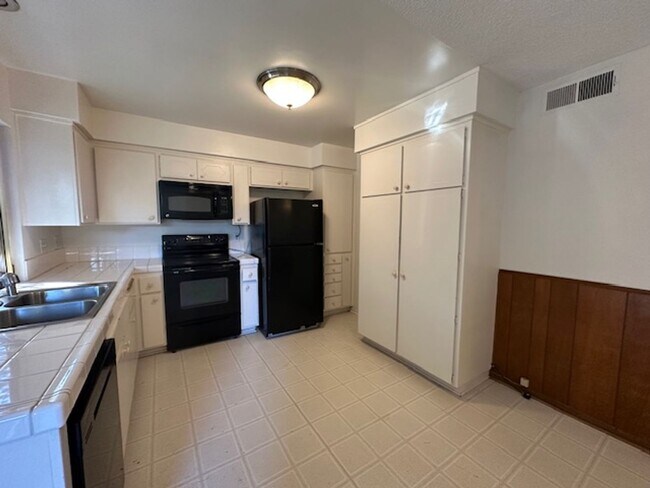 Foto del edificio - Remodeled Thousand Oaks Home