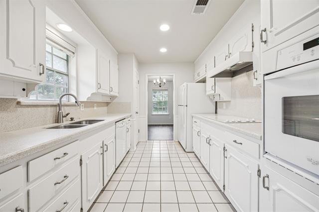 Building Photo - 1800 Midcrest Dr