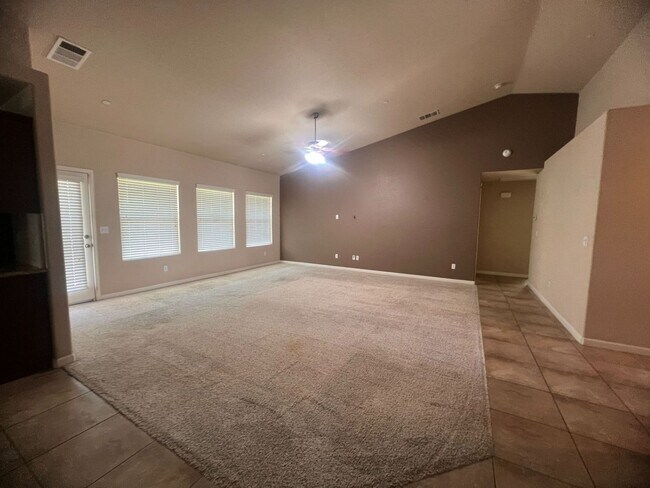 Foto del edificio - 4301 E Hillcrest Ave