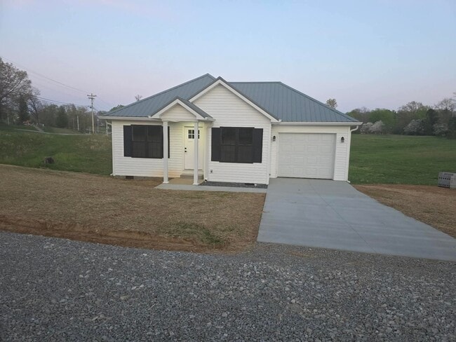 Building Photo - 807 Hillcrest Dr