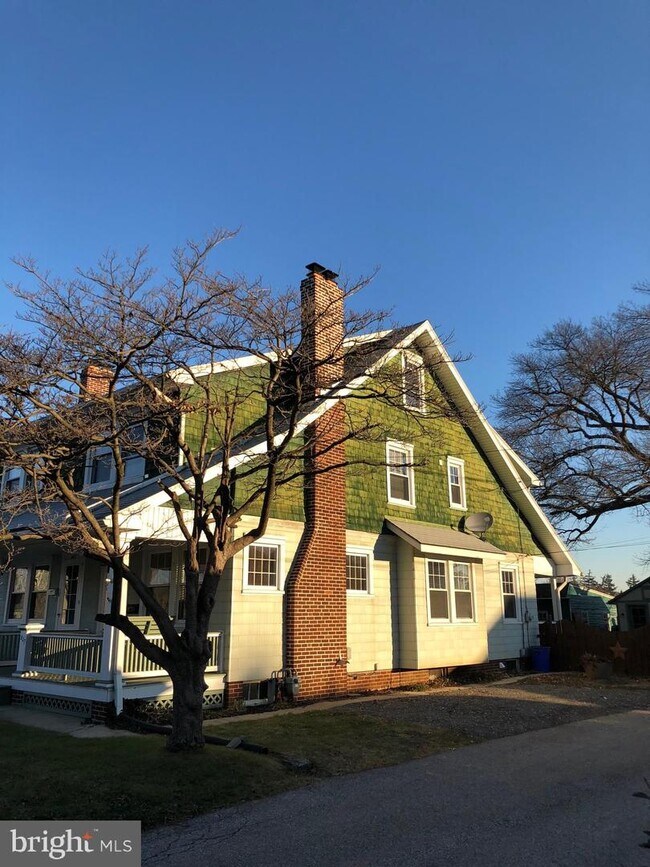 Building Photo - 827 Virginia Ave