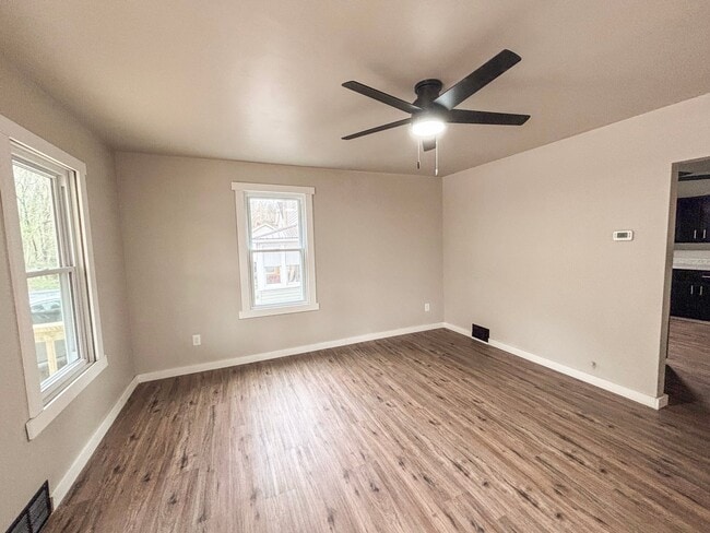 Building Photo - 489 Evergreen Rd