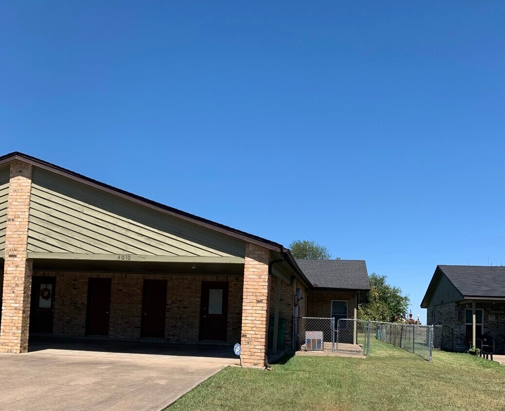 Primary Photo - 4010 Peperport Dr