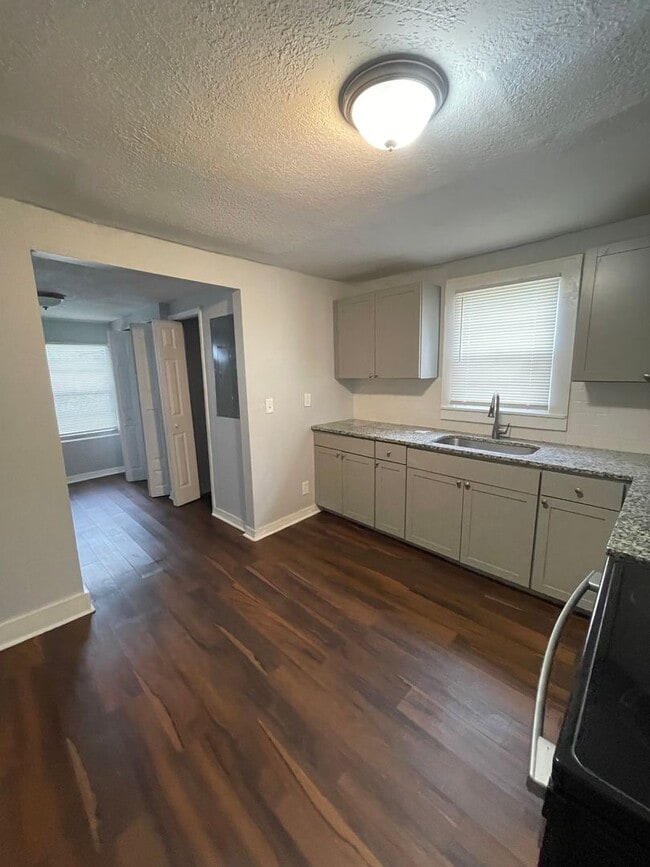 Building Photo - Spacious 4 Bedroom 2 Bath Single Family ho...