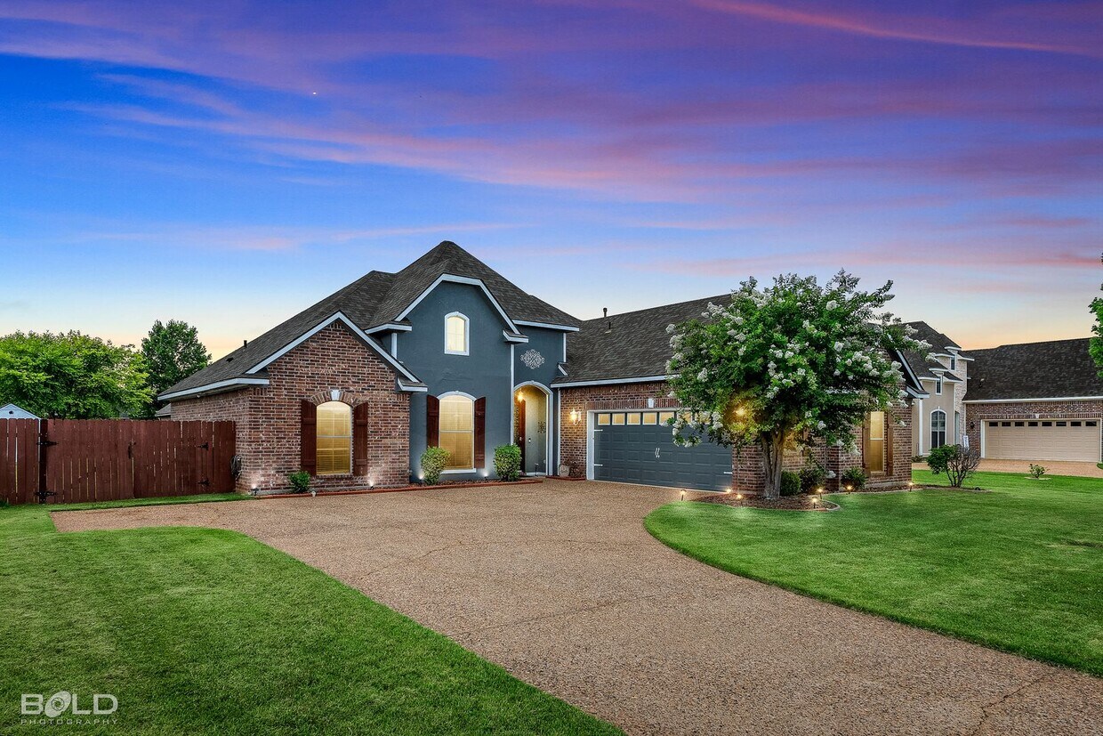 Foto principal - Check Out this 4 Bed 2 Bath with A Pool an...