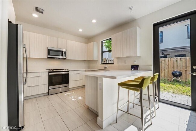 Foto del edificio - 3 br, 2.5 bath Townhome - 8121 NW 105th Av...