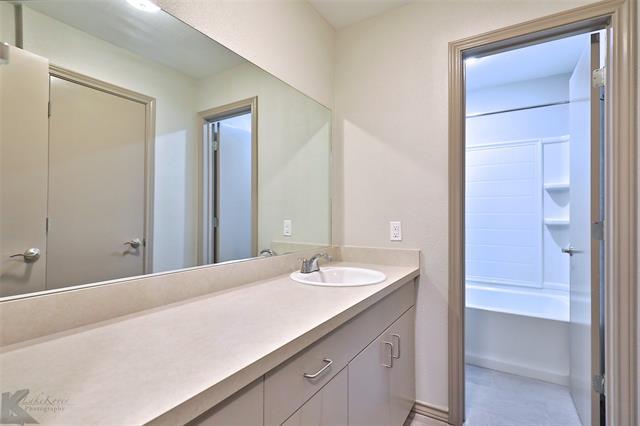 Foto del edificio - 2800 Sayles Blvd