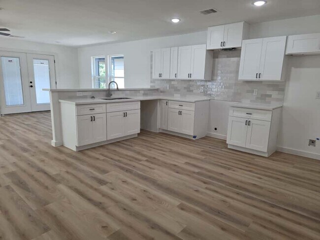 Foto del edificio - 8406 De Priest St