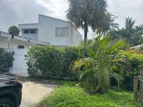 Building Photo - 4660 NW 6th Ct