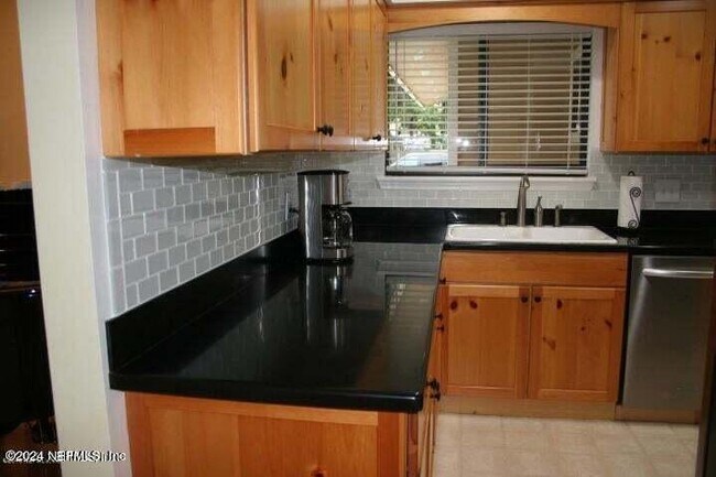 Foto del edificio - 1841 12 Oaks Ln N