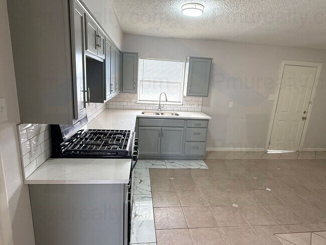 Foto del edificio - AVAILABLE NOW!!! Classic Red-Brick 4-Bed, 1-Bath Home (Near I35!)