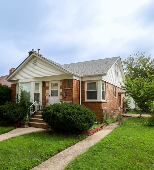 Building Photo - 9451 Lawndale Ave