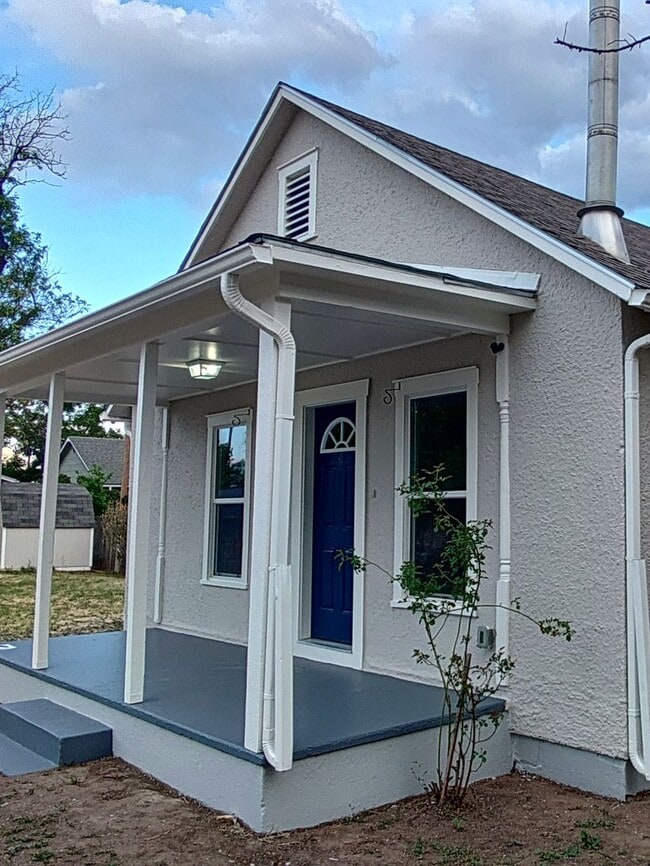 Building Photo - 2 Bedroom 1 Bath Home