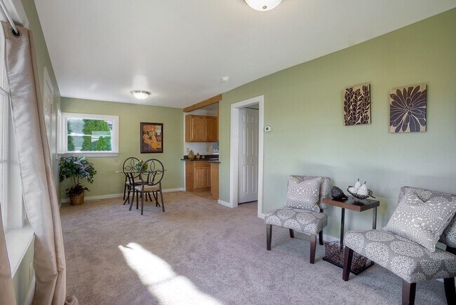 Sala de estar - 7111 31st Ave SW