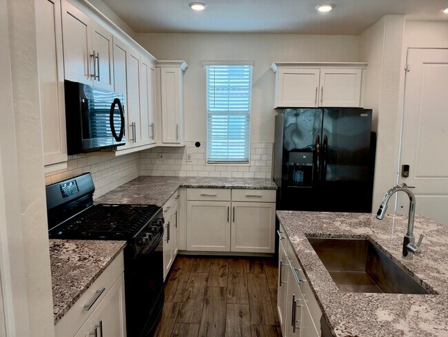 Foto del edificio - Beautiful 4BR Home in McQueen Landing
