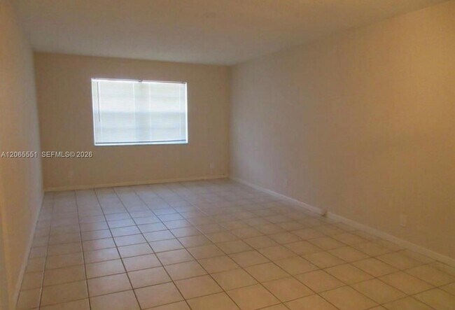 Foto del edificio - 10751 Royal Palm Blvd