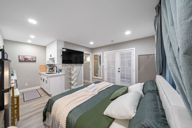 Building Photo - 9804 Costa Lago St