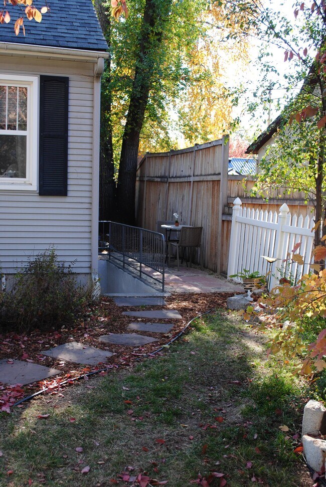 Tranquil outdoor space - 2411 W Pleasanton Ave