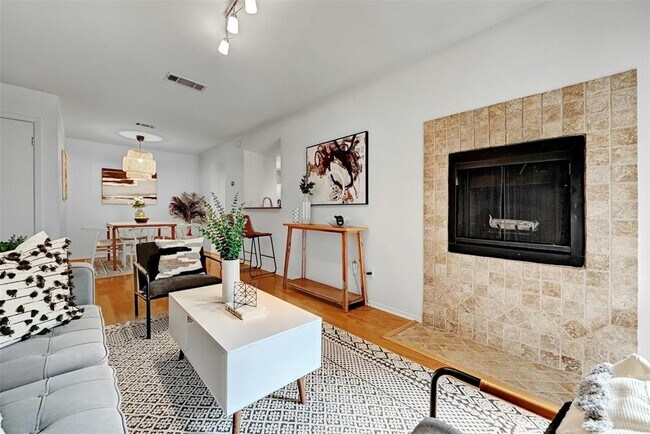 Building Photo - 3627 Menchaca Rd