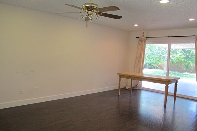 Foto del edificio - 490 Glenhill Dr
