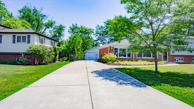 Building Photo - 1121 Castle Dr