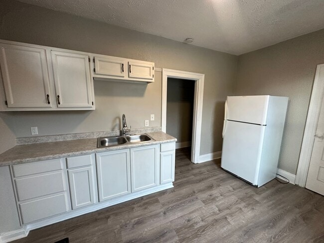 Photo - Beautiful Spacious 2 Bedroom Apt. Upstairs Unit in Duplex