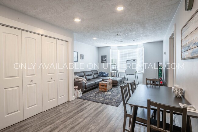 Foto del edificio - 850 N University Ave