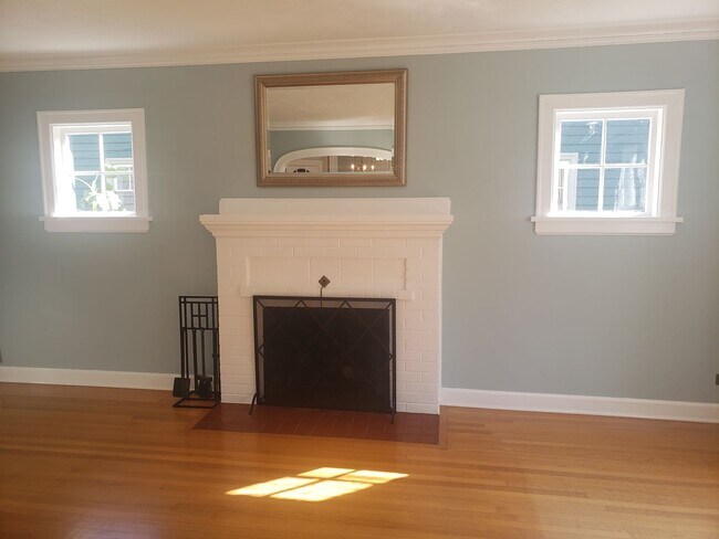 Foto del edificio - Charming Alameda Home with 3 Levels of Liv...