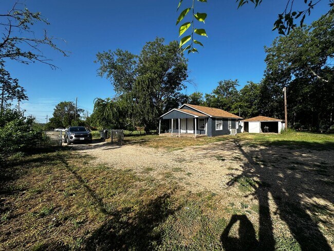 Foto del edificio - Secluded 3 bed/one bath home available today!