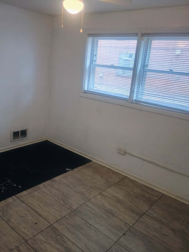 Building Photo - 307 Yates Ave