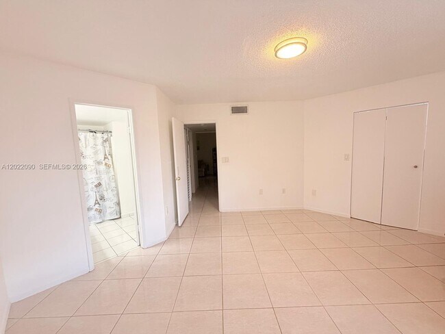Foto del edificio - 9443 Fontainebleau Blvd