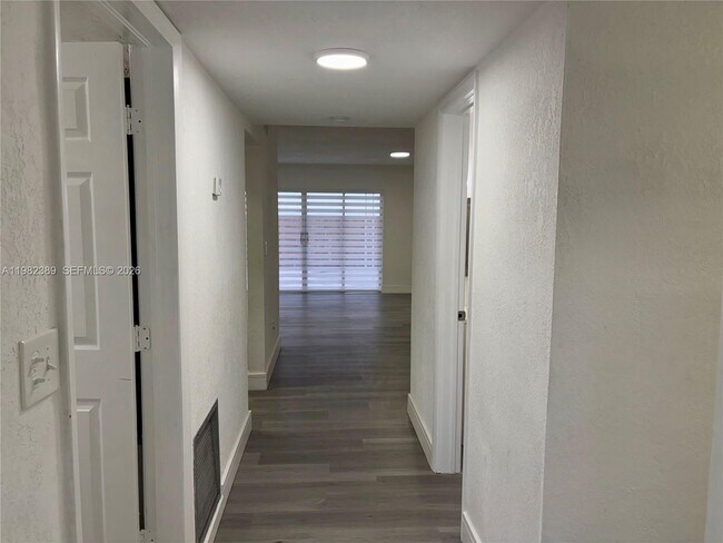 Foto del edificio - 7155 W 2nd Way