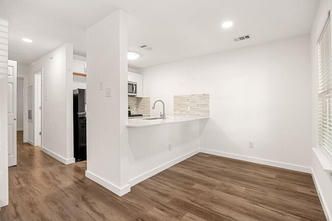 Foto del edificio - Updated North Austin Condo with Modern Fin...