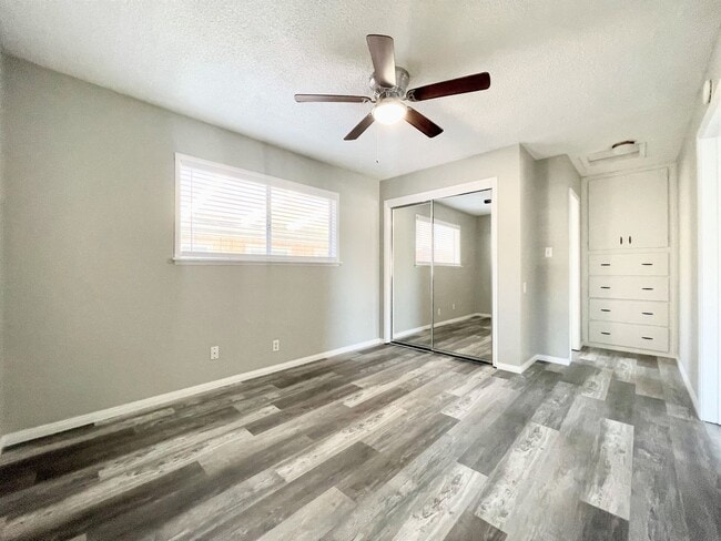 Building Photo - Single level duplex a block to the beach!