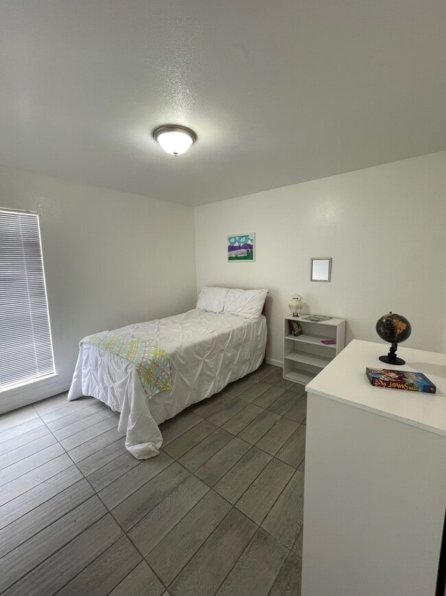 Building Photo - Amistad Villa