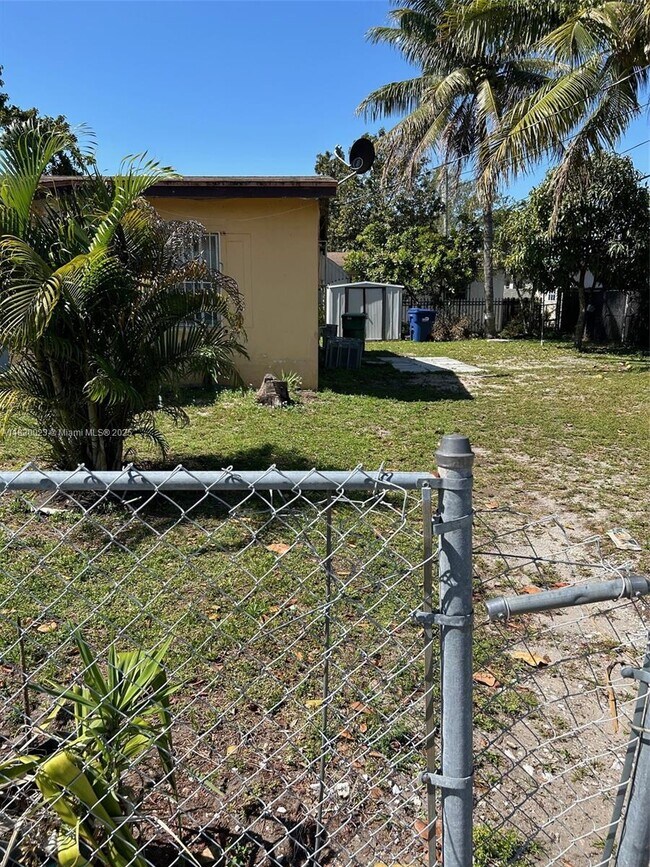 Foto del edificio - 9900 NW 10th Ave