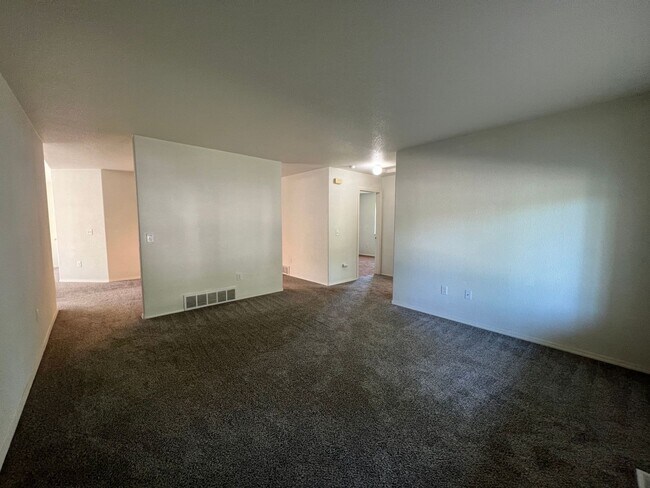 Building Photo - $2,800 | 3 Bed 2 Bath Home in Pleasantview!