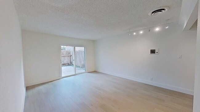 Interior Photo - 437-443 W Valencia Dr