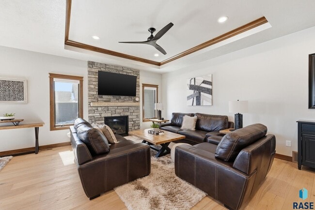 Building Photo - 2701 W Oak Hill Dr
