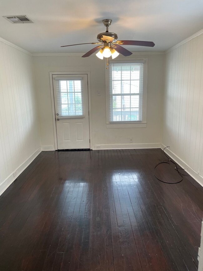 Foto del edificio - 2BD/1BA Uptown with Washer and Dryer in Unit and Backyard