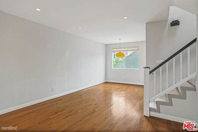 Building Photo - 2 br, 2 bath Condo - 1345 Wellesley Ave Apt 5