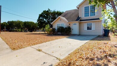 Building Photo - 2206 Lazy Ridge Dr