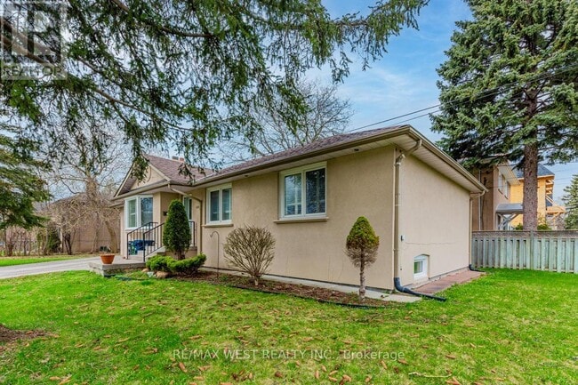 Building Photo - 606 Conacher Dr