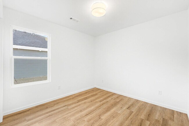 Building Photo - 3 Bed, 2 Bath Home !!