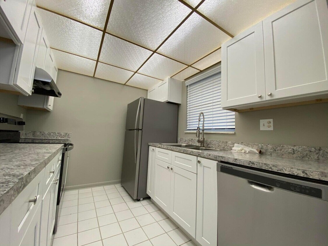 Primary Photo - 2050 N Congress Ave