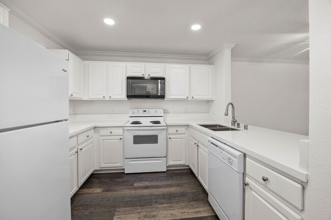 Building Photo - 7505 Charmant Dr